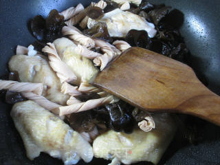 Black Fungus and Bean Tendon Roasted Middle Fin recipe