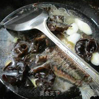 Black Fungus River Crucian Fish Soup recipe
