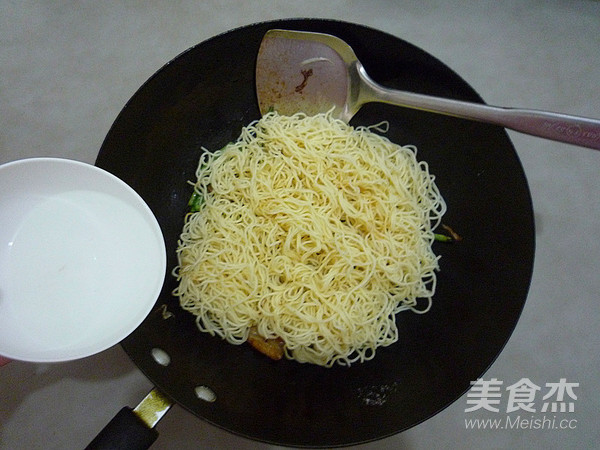 Fried Noodles with Cowpeas and Braised Pork recipe