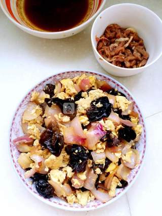 Scrambled Eggs with Onion and Fungus recipe