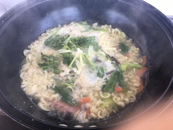 Instant Noodles with Eggs, Vegetables and Ham recipe