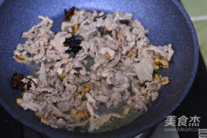 Stir-fried Shredded Pork with Garlic Stalks recipe