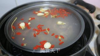 Ginseng, Abalone and Wolfberry Soup to Invigorate Lungs, Nourish Skin, Solidify, and Improve Body Immunity recipe