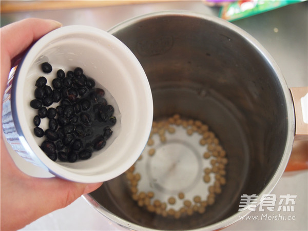 Purple Rice Black Bean Soy Milk recipe