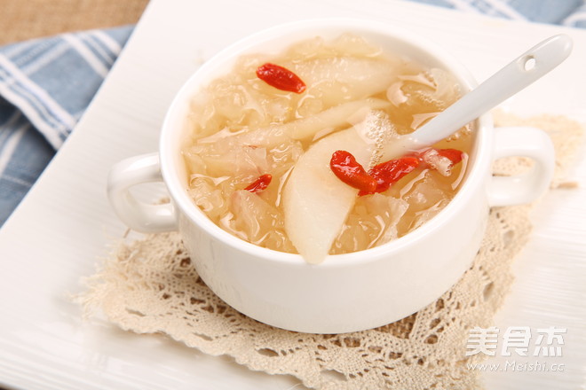 Autumn Nourishing Yin-tremella and Snow Pear Soup recipe