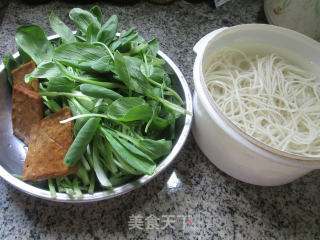 Stir-fried Noodles with Fragrant Dried Chicken and Vegetable recipe