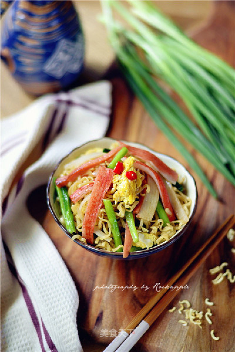 [qq Noodles with Crab Sticks and Chives] recipe