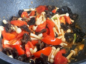 A Must-have Vegetarian Dish in Summer, Stir-fried White Mushrooms with Tomatoes and Eggs recipe