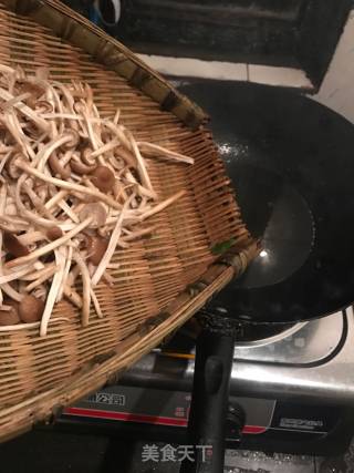 Stir-fried Tea Tree Mushroom with Hot Pepper recipe