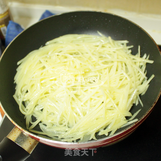Stir-fried Potato Shreds with Carrots recipe