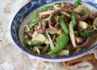 Stir-fried Beef with Bamboo Shoots and Green Peppers recipe