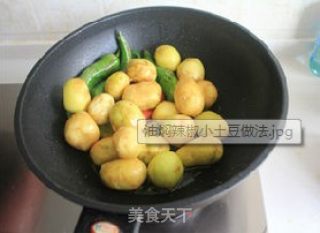 One Yuan to Create A Super Delicious Meal-braised Chili and Small Potatoes in Oil recipe