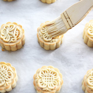 Traditional Mid-autumn Festival-mooncakes with Egg Yolk and Lotus Paste recipe