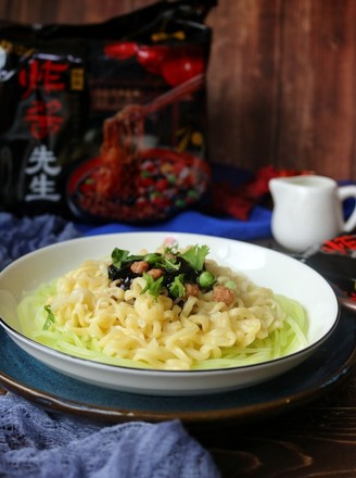 Noodles with Green Bamboo Shoots and Fried Sauce