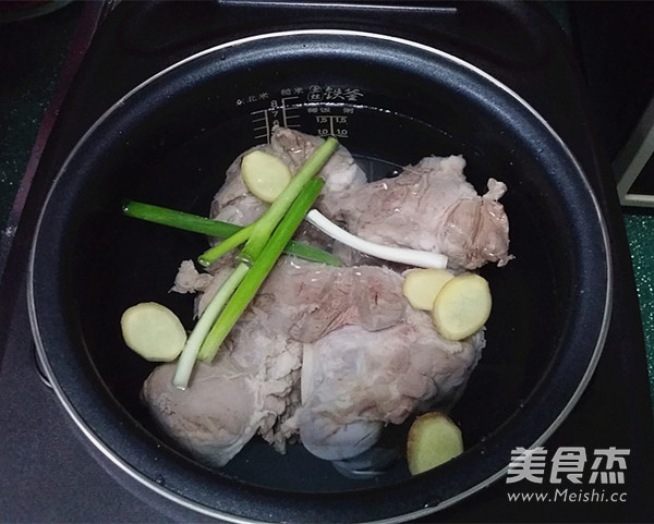 Hericium and Pork Bone Soup recipe