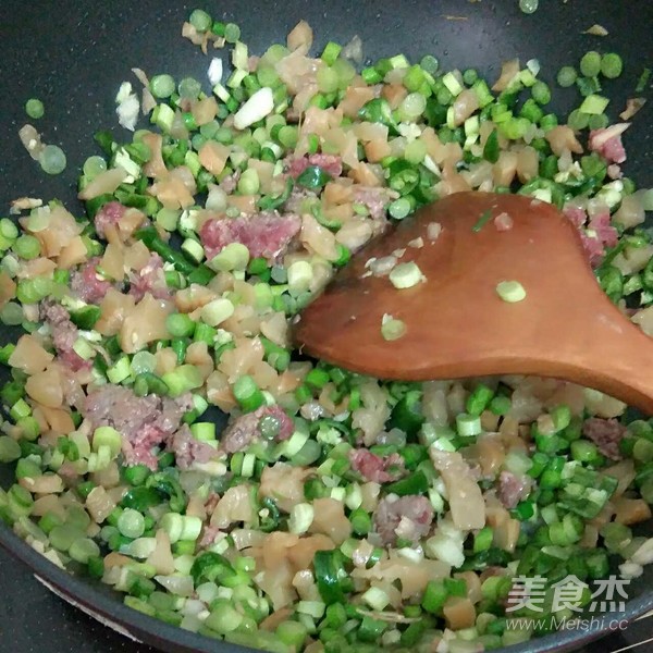 Stir-fried Beef with Garlic and Dried Radish recipe