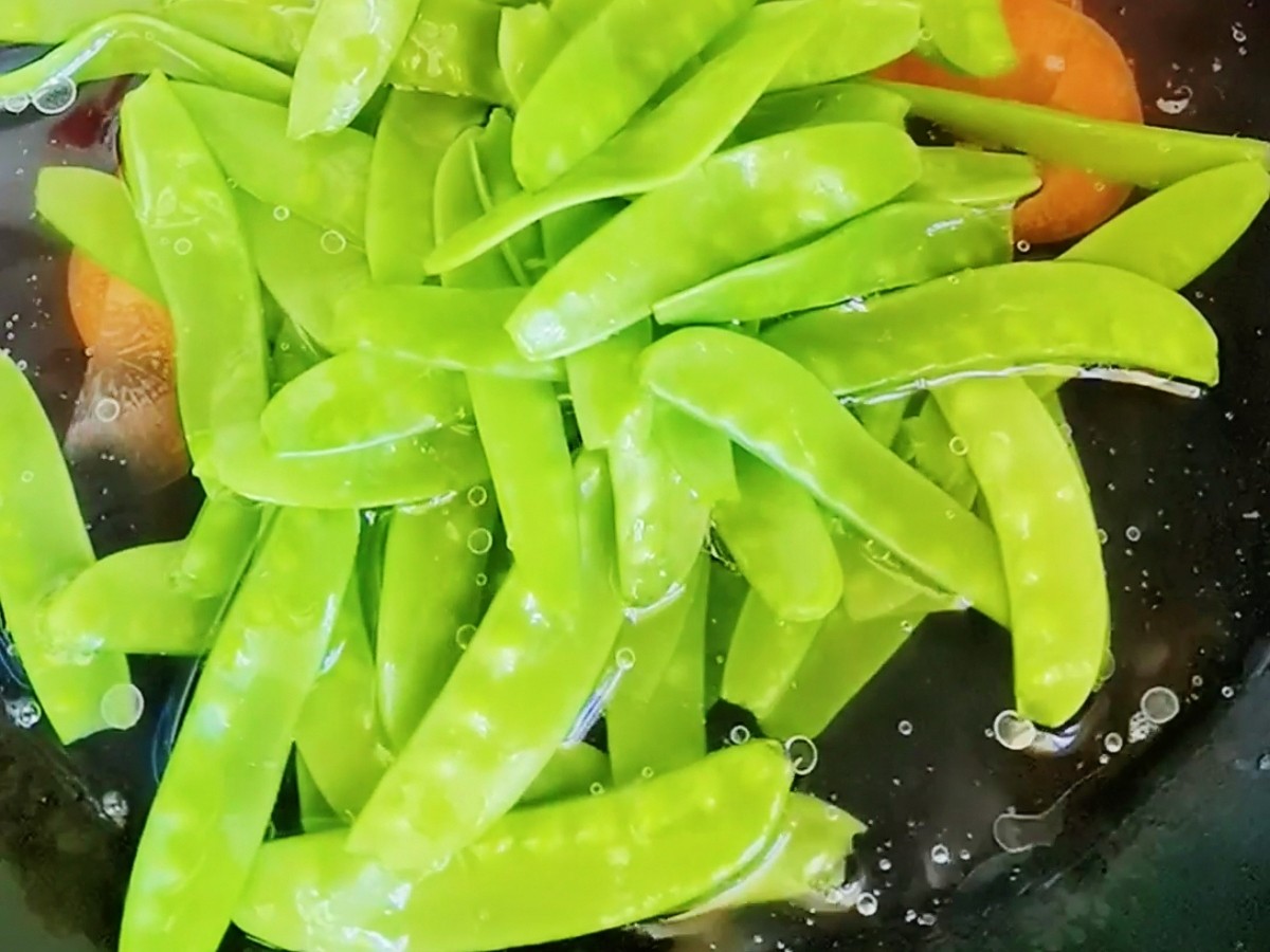 Stir-fried Snow Peas with Garlic recipe