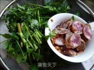 Stir-fried Sausage with Wild Celery recipe