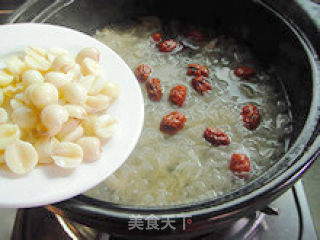 Nourishing Beauty-rock Sugar, White Fungus and Lotus Seed Soup recipe