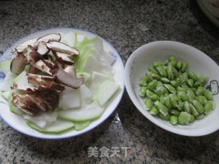 Stir-fried Pugua with Mushroom and Edamame recipe