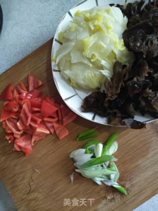 Stir-fried Bell Pepper with Cabbage Fungus recipe