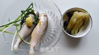 Grilled Yellow Croaker with Pickles recipe