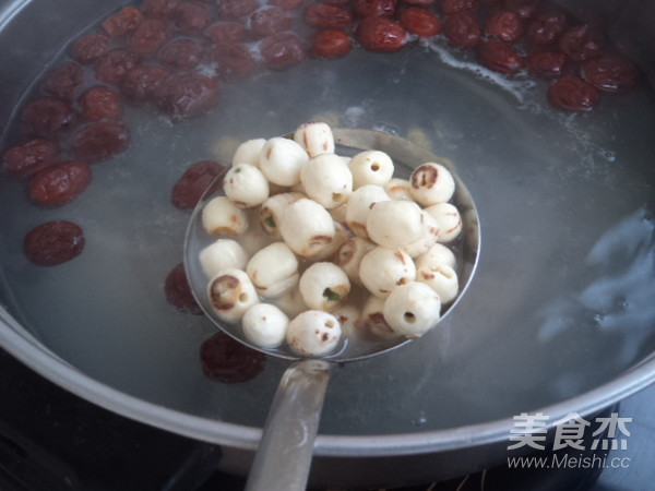 Oats, Red Dates and Lotus Seed Soup recipe