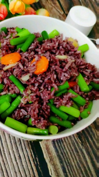 Fried Purple Rice with Scallops and Garlic Moss recipe