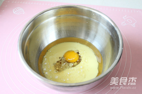 Mooncake with Lotus Seed Paste and Egg Yolk recipe