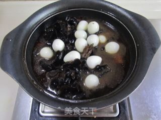 Grilled Pork Ribs with Fungus and Quail Eggs recipe