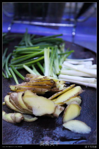 Stir-fried Green Crab with Ginger and Green Onion recipe