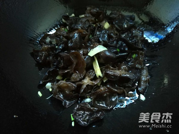 Black Fungus Pork Soup recipe
