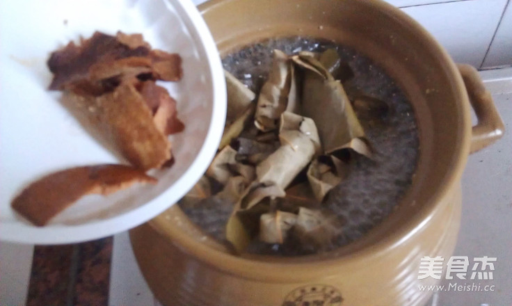 Mung Bean Lotus Leaf Pork Tendon Soup recipe