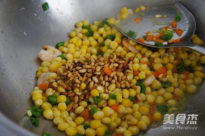 Corn with Shrimp and Pine Nuts recipe