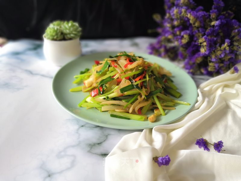 Stir-fried Celery with Shredded Radish recipe