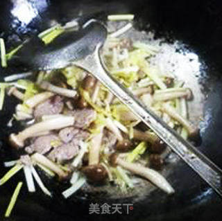 Stir-fried Crab Mushroom with Lean Meat and Leek Sprouts recipe