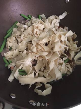 Braised Noodles with Beans recipe