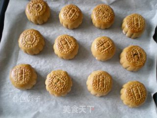 Cantonese Egg Yolk Mooncake recipe