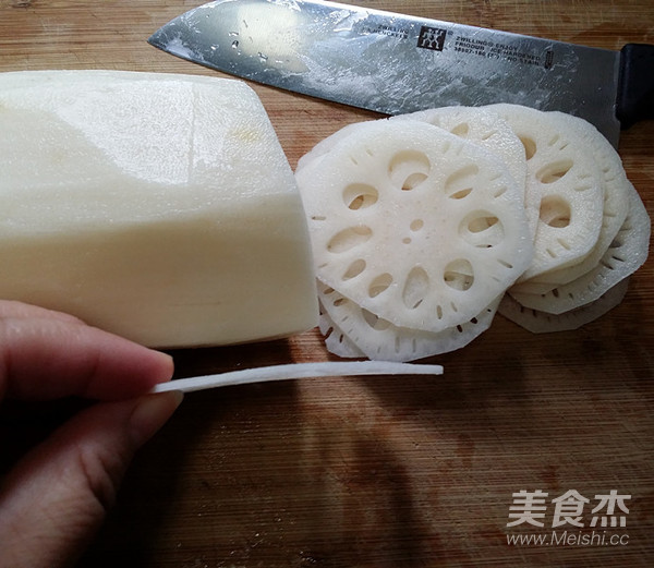 Sour and Spicy Fungus Mixed with Lotus Root Slices recipe