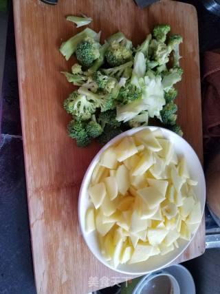 Fried Broccoli with Potato Chips recipe