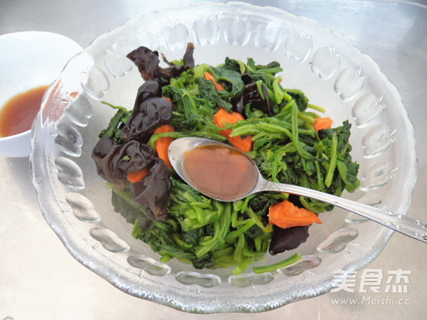 Spinach with Black Fungus recipe