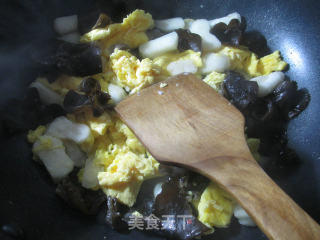 Fried Duck Eggs with Black Fungus and Water Chestnuts recipe