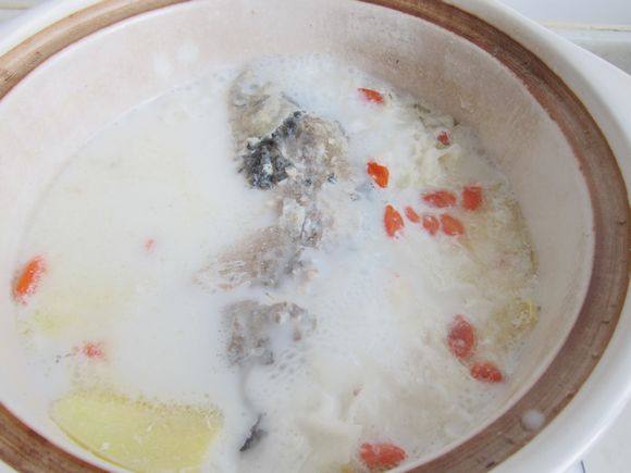 Crucian Carp and Tremella Soup recipe