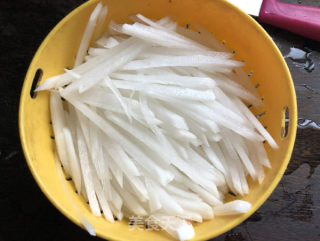 Stir-fried Shredded Radish with Lard Residue recipe