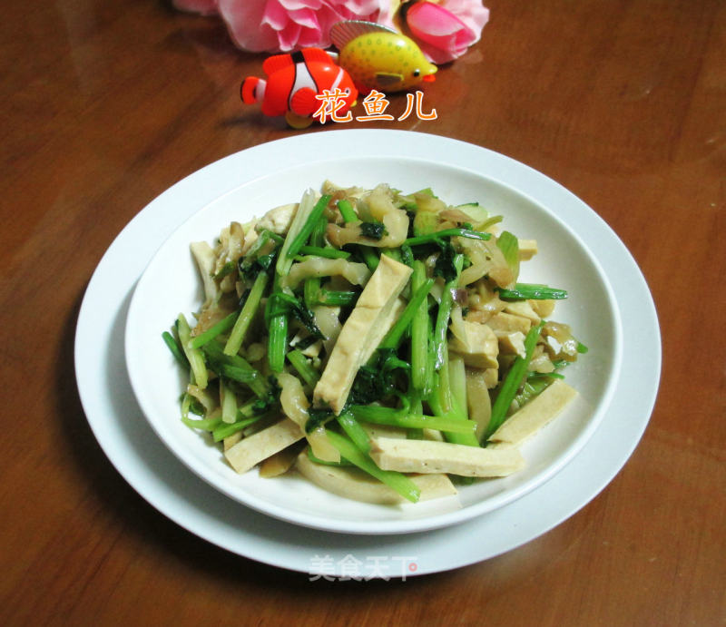 Stir-fried Small Vegetarian Chicken with Mustard and Celery recipe
