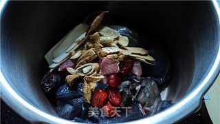 American Ginseng and Huaishan Bamboo Silk Chicken Soup recipe