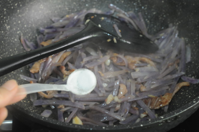 Stir-fried Shredded Pork with Purple Potatoes recipe