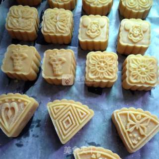 #新良第一节婚纱大赛# Mooncakes with Lotus Seed Paste and Egg Yolk recipe