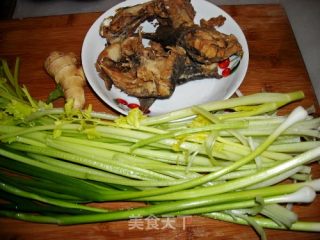 Celery and Garlic Braised Fish Cubes recipe