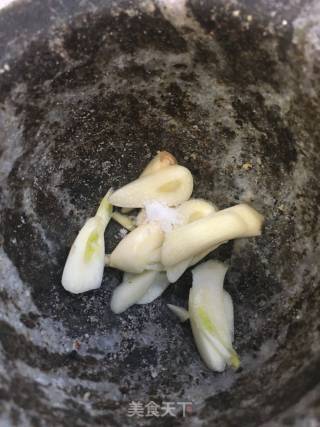 Garlic Mixed with Chrysanthemum Leaves recipe